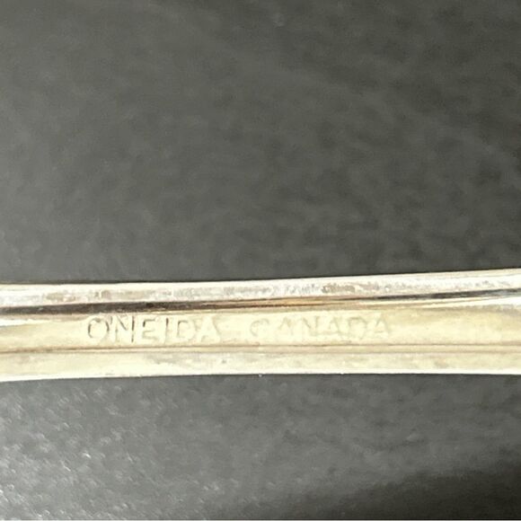 Set Of 4 Oneida Stainless Sand Dune Serving Spoons 8 1/4” - Picture 5 of 5